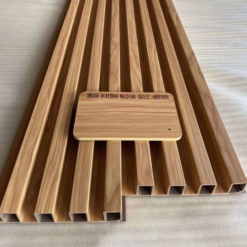 Le mur en bois adapté aux besoins du client de PVC Wpc de grain lambrisse des conceptions pour la décoration 170*20mm
