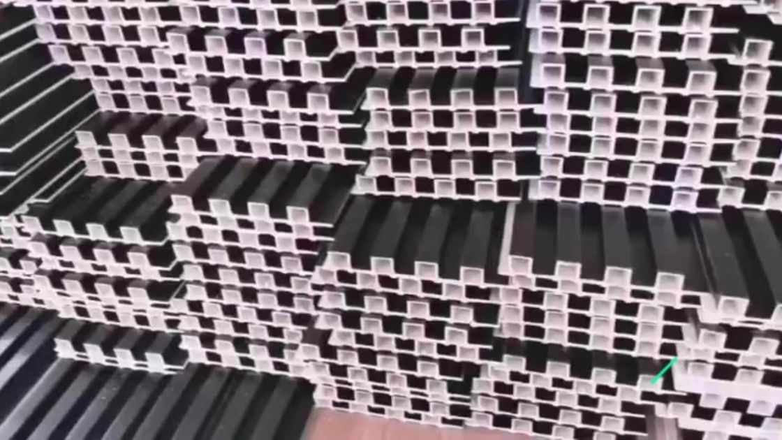 La séparation de wpc de la preuve de feu B1 lambrisse la certification décorative d'OIN de panneau de mur de Wpc