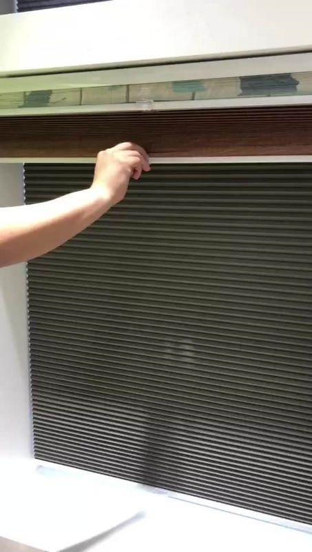 Le rideau sans fil de papier se pliant ouvert inférieur aveugle les abat-jour provisoires plissés