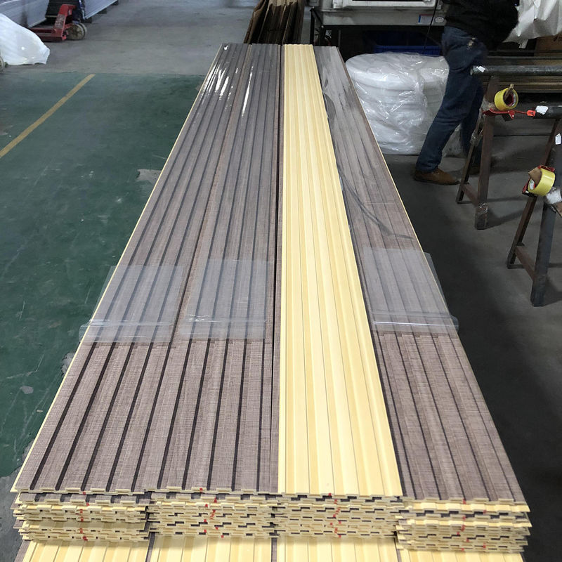 Panneaux muraux décoratifs intérieurs Panneau de plafond en PVC enduit de fibre de bambou Art Louver Panneaux de fond en WPC Panneau à ardoise à flûte