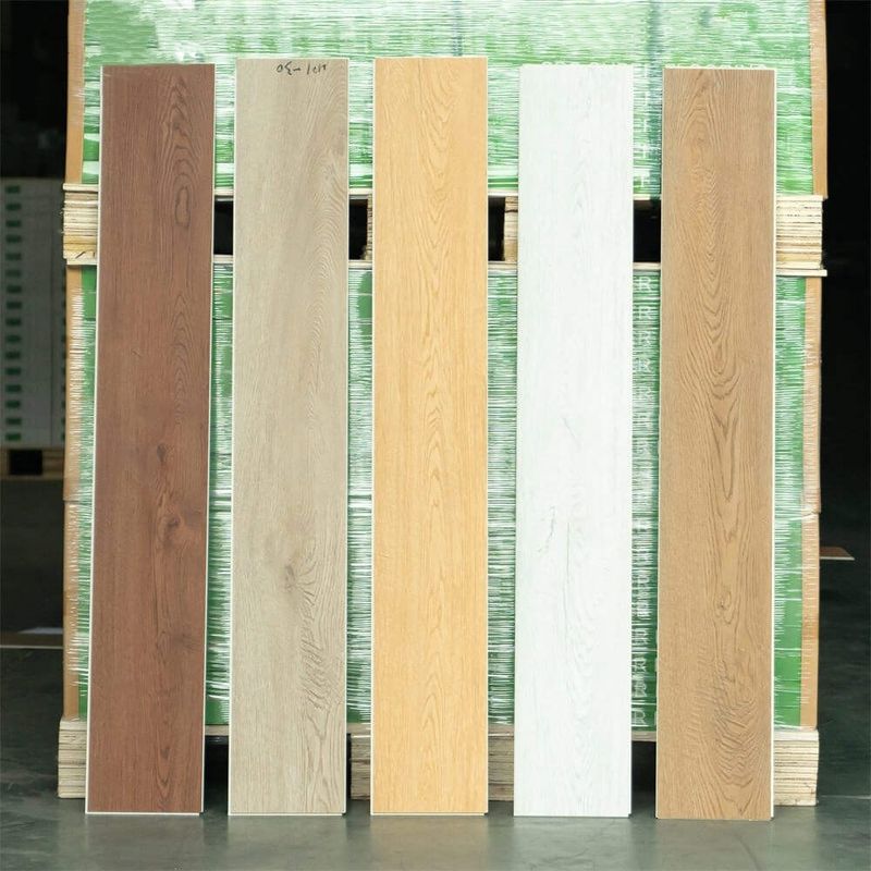 Parquet en plastique en PVC à base de grains de bois rigide de 4 mm résistant à l'eau à l'intérieur