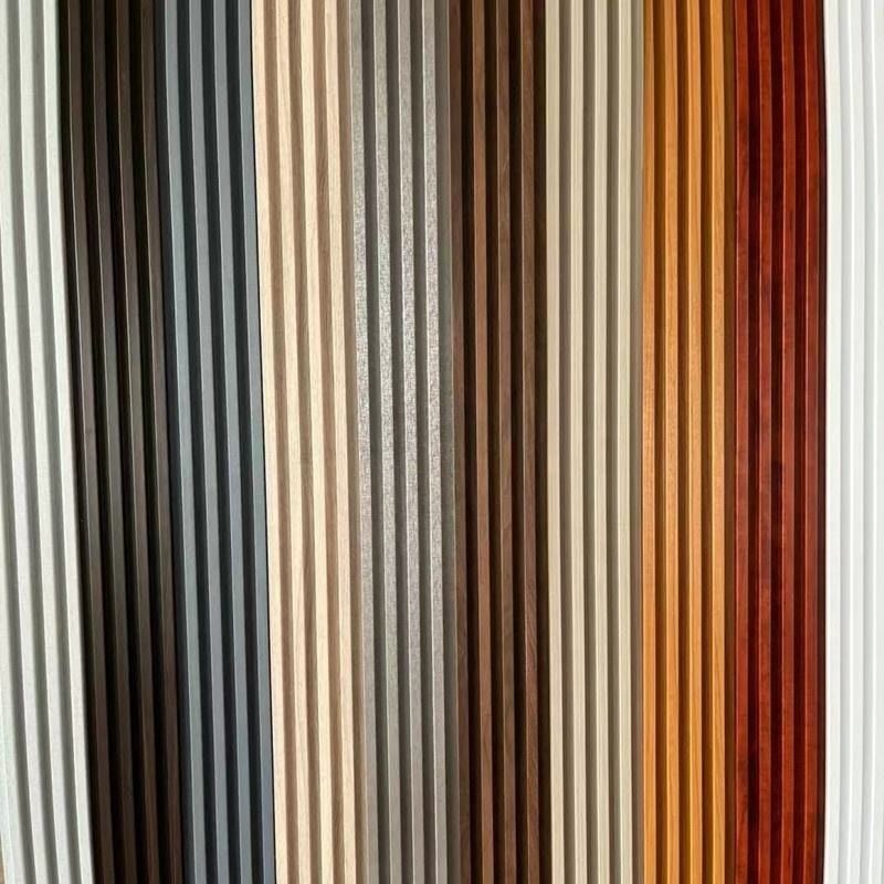 Panneau mural en wpc imperméable en pvc film bois plastique wpc revêtement de lattes de plafond panneau mural intérieur flotté