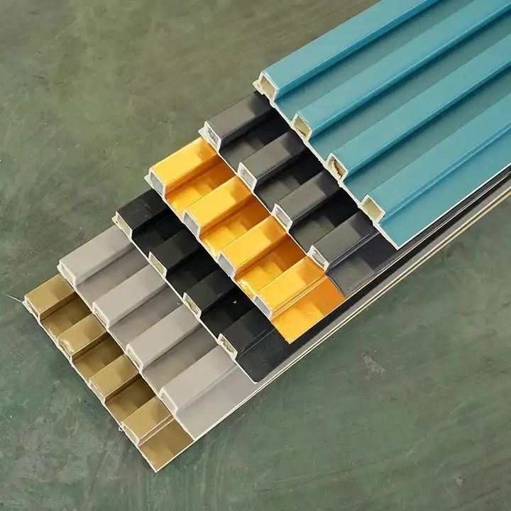 Décoration intérieure en bois plastique composite de haute qualité Décoration intérieure 3D imperméable à l'eau revêtement de mur extérieur Wpc