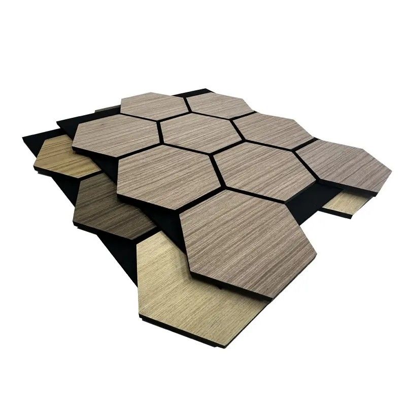 Design moderne Panneaux hexagonaux acoustiques en faisceau de bois insonorisés et absorbant le son Panneaux muraux pour l'isolation des hôtels