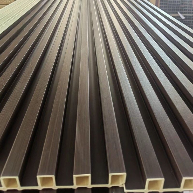 Panneaux muraux en WPC à l'intérieur laminés Designs en grains de bois Panneaux muraux en PVC en WPC pour la décoration intérieure