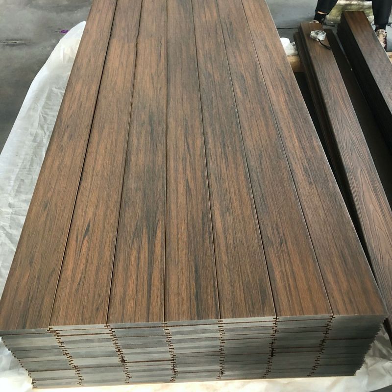 Couche de couchage à l'eau étanche à la co-extrusion européenne plancher WPC couchage creux composite couchage à l'extérieur bois brossé plastique composite