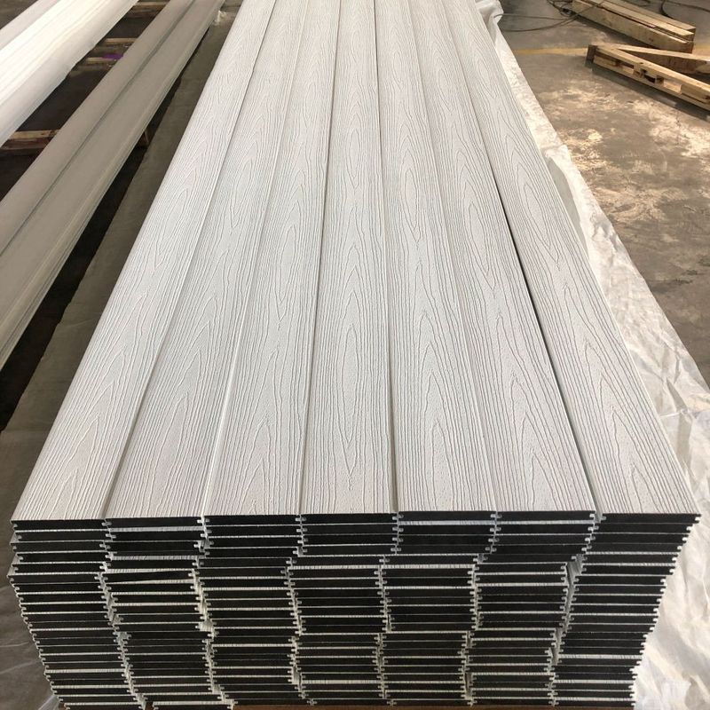 Couche de couchage à l'eau étanche à la co-extrusion européenne plancher WPC couchage creux composite couchage à l'extérieur bois brossé plastique composite