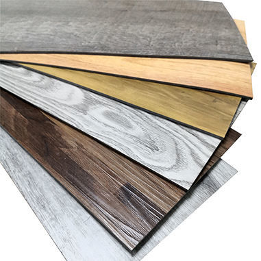 Le revêtement de sol en PVC LVT auto-adhésif moderne est la solution ultime pour rénover de vieilles maisons