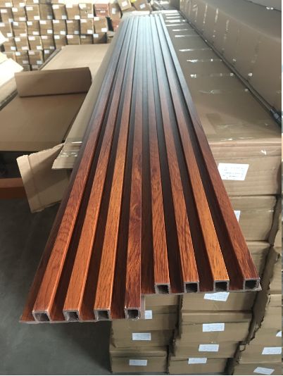 Facile à installer panneau mural en bois composite Wpc revêtement extérieur intérieur le panneau mural flotté