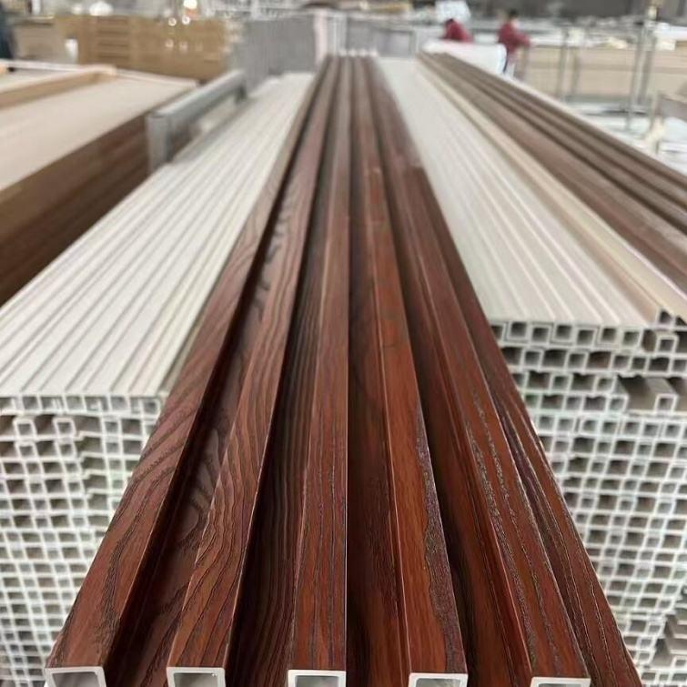 Panneau mural à flûte intérieur en WPC 3D en PVC Alternative en bois en extérieur / commercial / cuisine / salle de sport Panneaux muraux en tôle de plastique imperméable