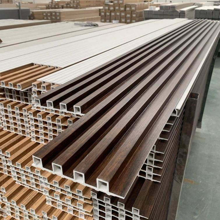 Panneau mural à flûte intérieur en WPC 3D en PVC Alternative en bois en extérieur / commercial / cuisine / salle de sport Panneaux muraux en tôle de plastique imperméable