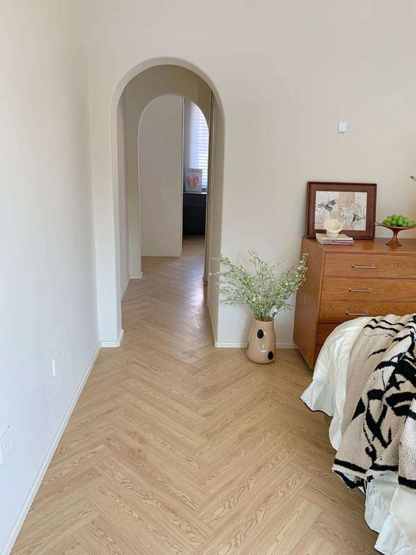 8 mm 12 mm Noyau rigide Vinyle de luxe Cliquez sur le plancher en bois haut de gamme Herringbone anti-glissement Piso Spc Cliquez sur le plancher de planche 5 mm