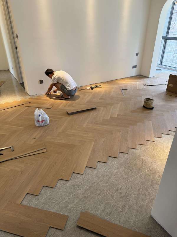 8 mm 12 mm Noyau rigide Vinyle de luxe Cliquez sur le plancher en bois haut de gamme Herringbone anti-glissement Piso Spc Cliquez sur le plancher de planche 5 mm
