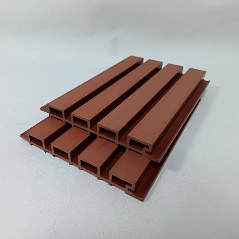 Panneau mural WPC de revêtement extérieur avec grain de bois en gros, prix bas