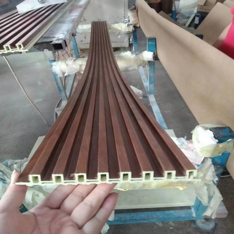 Panneau mural composite bois plastique moderne (WPC) pour intérieur de salle de bain, alternative au PVC