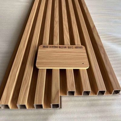 Le mur en bois adapté aux besoins du client de PVC Wpc de grain lambrisse des conceptions pour la décoration 170*20mm