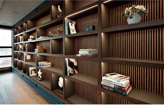 Logo adapté aux besoins du client étanche à l'humidité intérieur de panneau de mur du grain en bois WPC de FSC