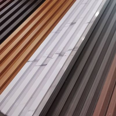 Décoration intérieure Couleur bois Énergie-efficacité résistant aux intempéries anti-rayures Panneau mural WPC Effets 3D