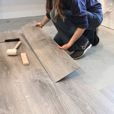 Prix de l'usine Parquet ignifuge imperméable à l'eau en plastique Spc pour le bureau à domicile PVC SPC LVT LVP plancher en vinyle
