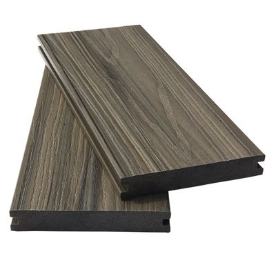 Plancher de terrasse en bois composite pour piscine en plein air