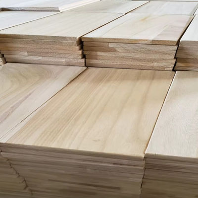 Les arts martiaux des planches de rupture des planches de taekwondo pour la performance