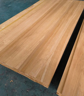 Des planches en bois massif de peuplier carbonisé de 22 mm sont le choix ultime pour la conception de villas.