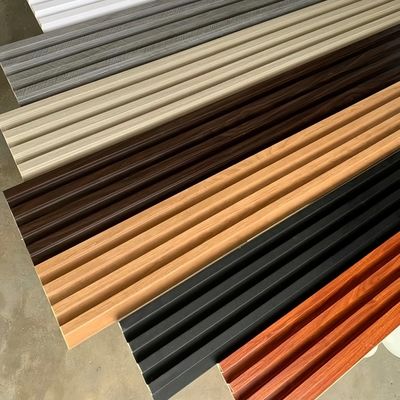Revêtement mural cannelé en WPC PVC moderne, imperméable, insonorisé et ignifuge, panneau mural intérieur pour maisons, hôtels, villas et halls