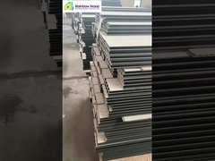 Inventaire des panneaux muraux en WPC et chargement des camions